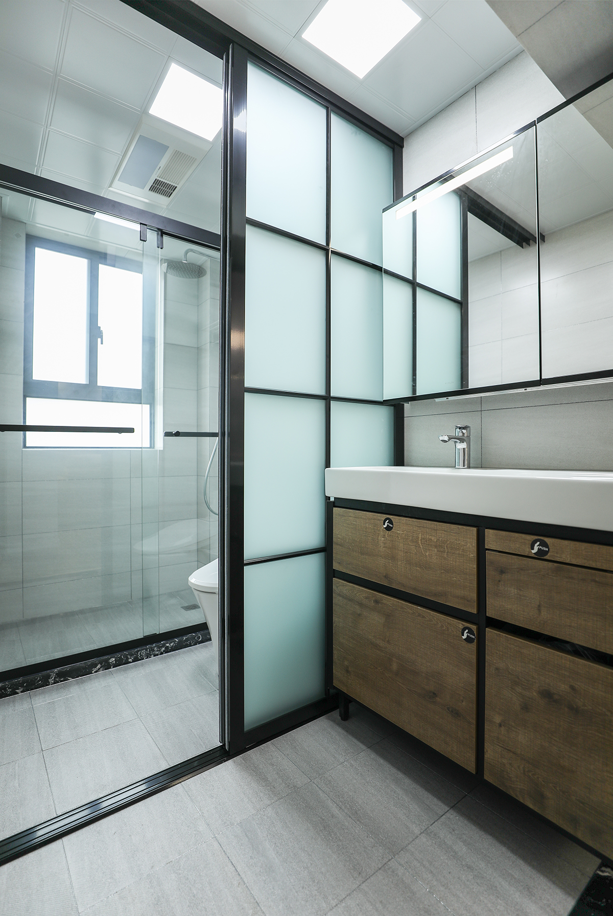 【衛(wèi)生間】衛(wèi)生間明快簡潔，把之前的衛(wèi)生間巧妙的設計出了干濕分區(qū)，美化了空間也增強了實用性