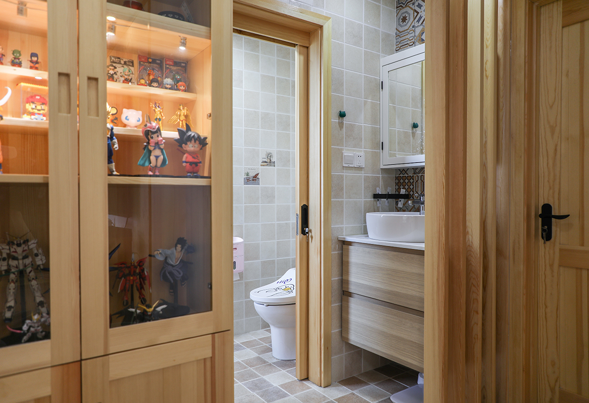 衛(wèi)生間合理利用，規(guī)劃出進(jìn)門就可以看到的玩偶裝飾柜，體現(xiàn)出主人的愛好，干濕分離的衛(wèi)生間，讓使用效率更高。