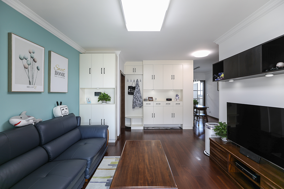  客廳：色彩上運用時下最流行的冷色調與原木結合，又有現代時尚流行的高級灰沙發的遙相呼應，給空間上帶來了視覺上的超強層次感。
