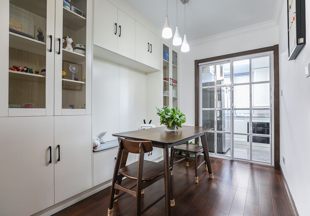  餐廳：餐廳和客廳的融合，無論室色彩，硬裝，配飾，燈具等等，都達到了非常程度上的美感。
