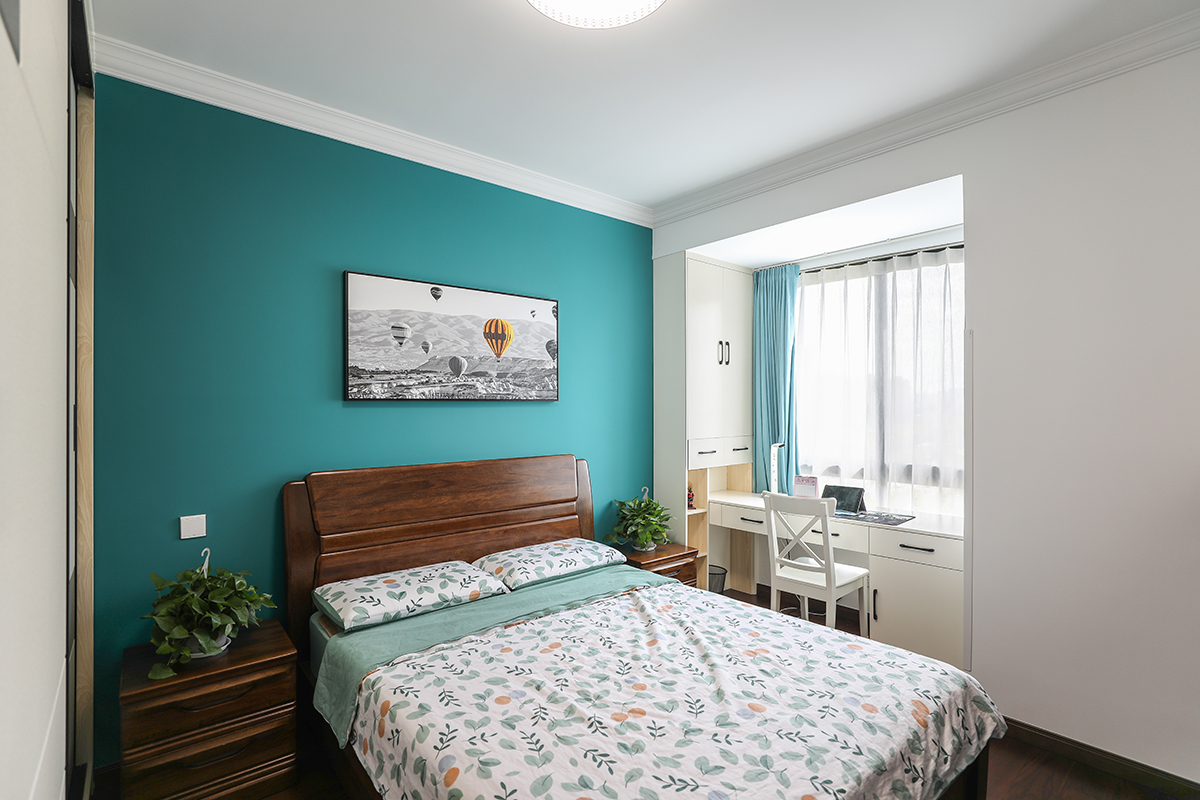 主臥：簡潔明亮的背景墻木飾面線條，褐色的景墻，實木的床鋪，已經是這個空間配飾里不可缺少的元素了，極簡，高雅，平和，不失貴族氣息，但又顯得如此的低調。
