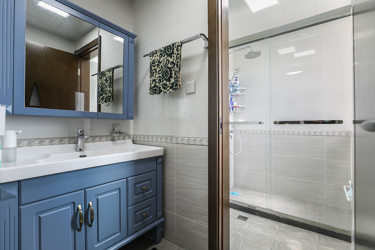    主衛：灰色和冷色的對比，讓空間顯得明亮，奪人眼球。
