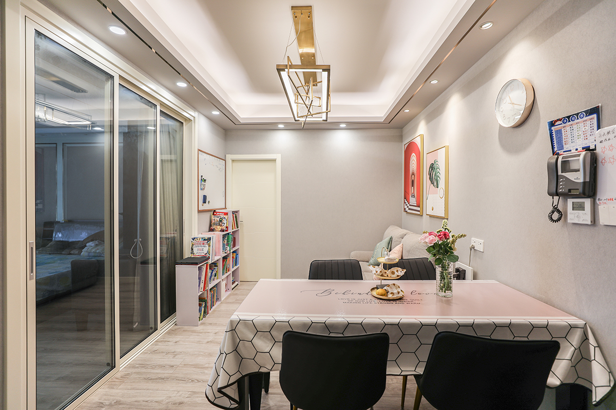 原始客廳做成房間，3代人共享天倫之樂?？筒蛷d一圈簡潔的吊頂，配上金色的不銹鋼條，讓整個空間的檔次瞬間提升。
