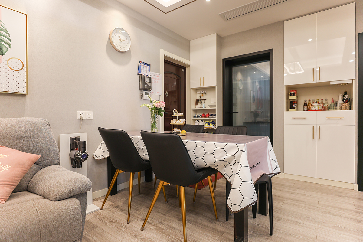 入戶鞋柜金色拉手與金色的吊燈與整體的風格遙相呼應，在有限的空間里見縫插針做了餐邊柜，讓整個空間增加了儲物功能外也不失美觀度。
