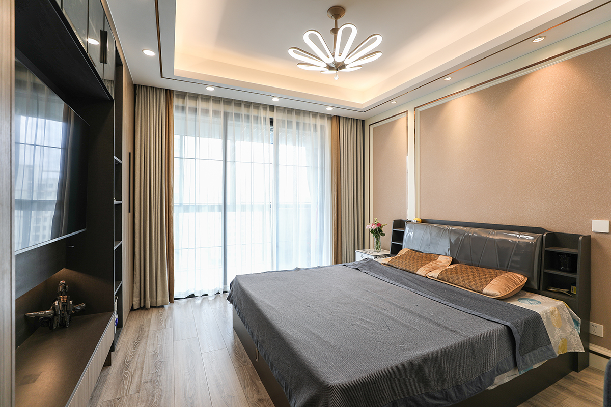 次臥背景墻采用了墻紙與不銹鋼的搭配，材質與冷暖的對比，讓整個空間大大的提升了層次感。
