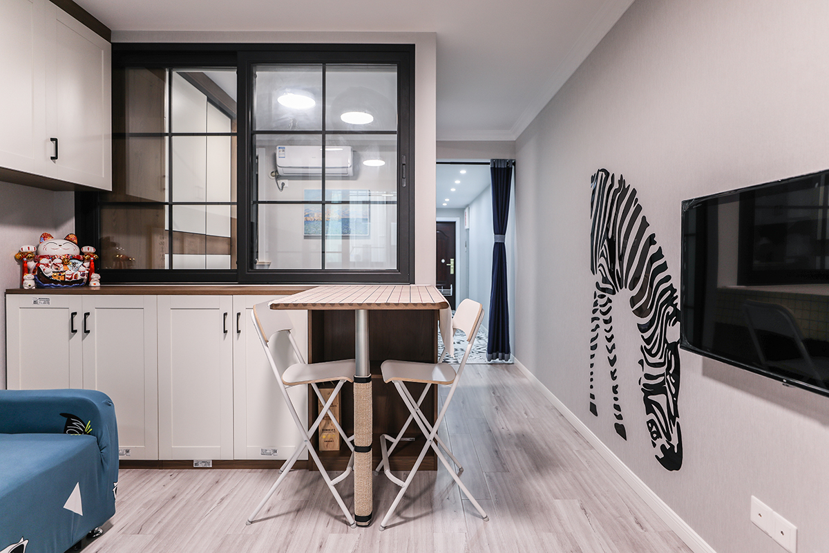 客廳充分利用空間做了一排吊柜，高度合理，儲藏滿足，餐邊柜的吧臺平時可以充當(dāng)餐桌也可以作為休閑吧臺，喝喝茶或者品品酒。
