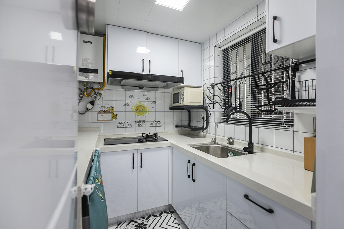 廚房整體櫥柜設(shè)計是采用了高低臺面，巧妙的將洗衣機(jī)放進(jìn)了廚房，不占用衛(wèi)生間也不占用沒有水的陽臺的空間，也保證了廚房的操作臺面。
