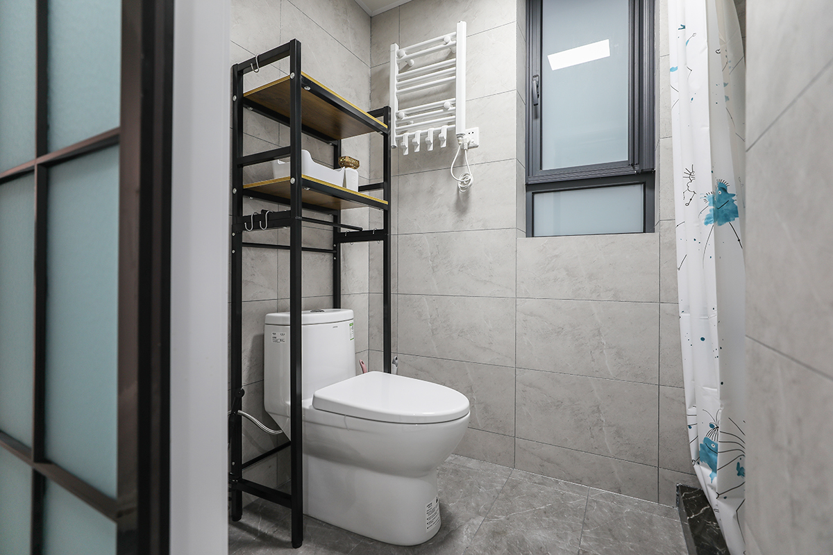 衛(wèi)生間采用灰色系墻地面瓷磚~好看不顯臟。
