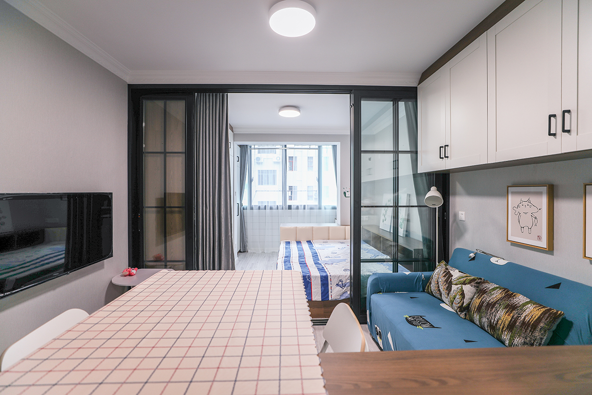 臥室的空間利用做了榻榻米式的床，既滿足空間小儲物充分利用，又滿足一個臥室床的需求，整面墻做了整體衣柜，可以放大量的衣物和物品。
