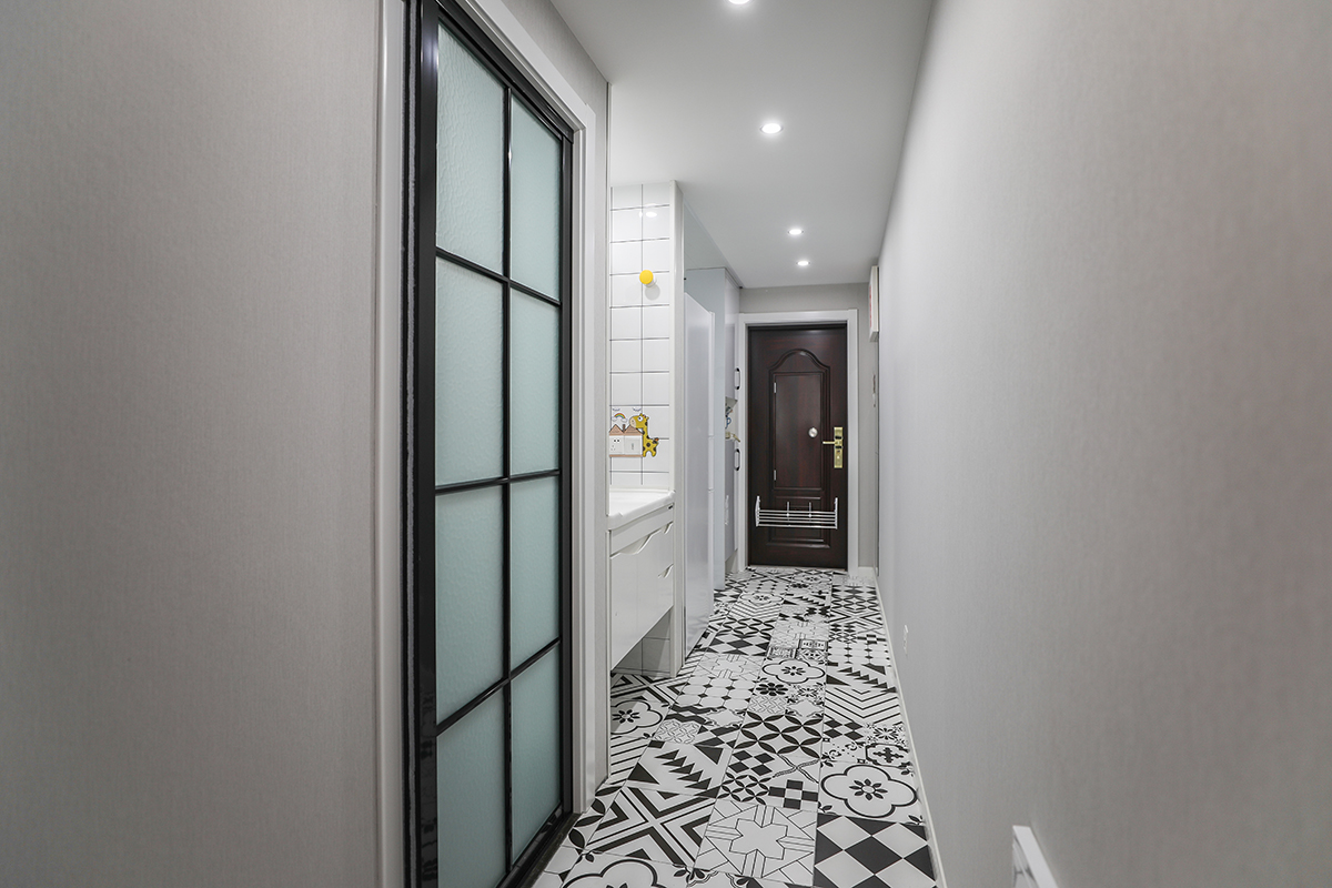 進(jìn)門玄關(guān)做了玄關(guān)鞋柜，底部鏤空可以放平時穿出門的鞋，中端部分鏤空可以放置鑰匙和包包。