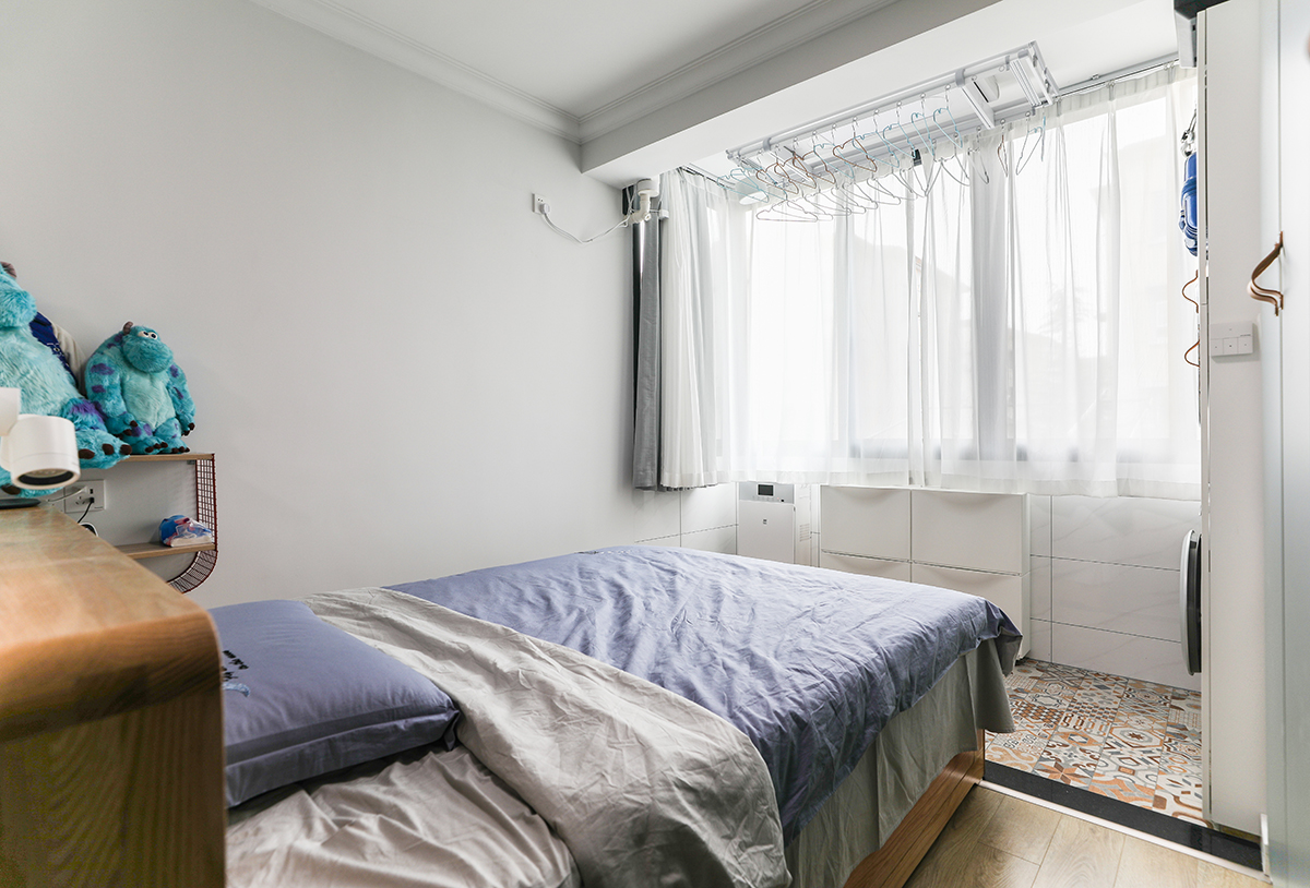 墻磚采用大理石紋理白色瓷磚讓空間顯的干凈整齊，清爽明亮，地磚是灰色的，白灰搭配簡約時尚，櫥柜同時依然采用原木色櫥柜，使整個空間搭配更整體。衛生間采用干式分區，依然用黑色磨砂隔斷來隔離，節約空間的同時，更具有美觀性。衛生間墻地一色的深灰讓整個空間線條硬朗起來，黑，灰，原木色完美融合。
