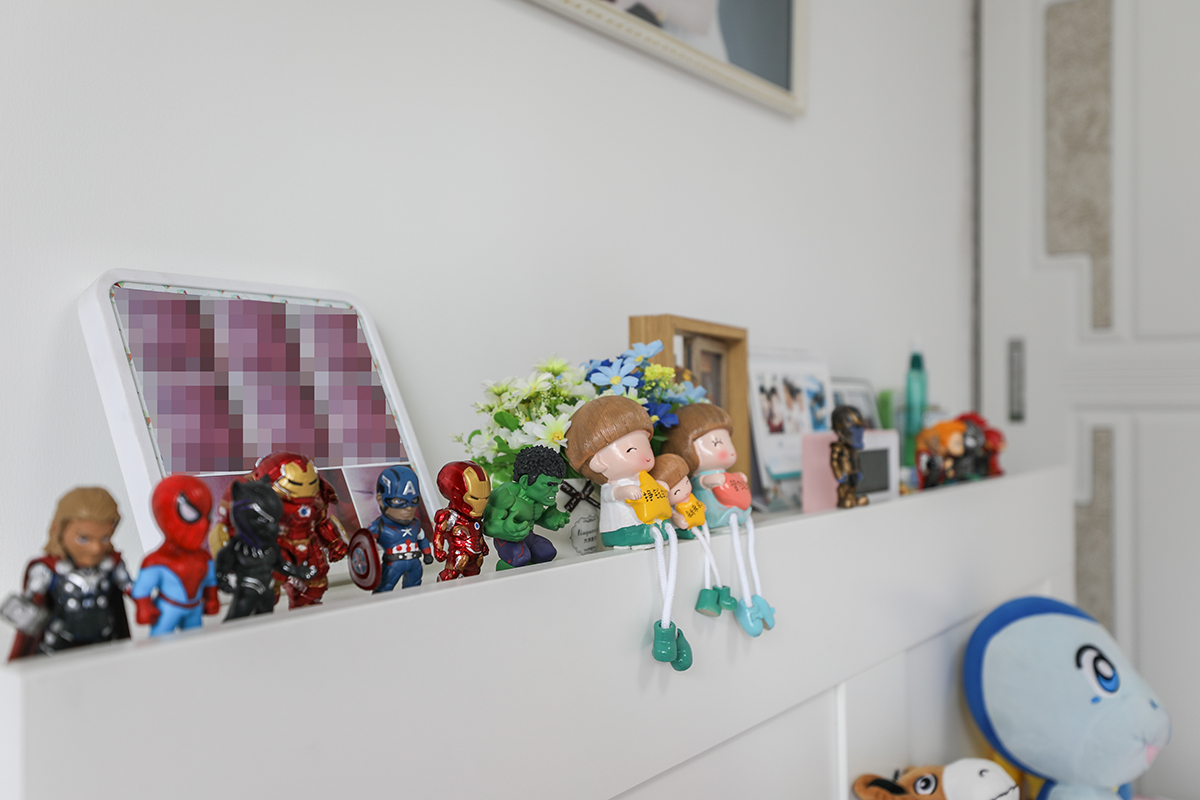 溫馨的三口之家。由于孩子還比較小，增加了小的沙發床，晚上需要在同一個房間入睡。所以暫時就不能放置床頭柜了。床選購的是配有儲物功能及置物功能以代替床頭柜的需求。
