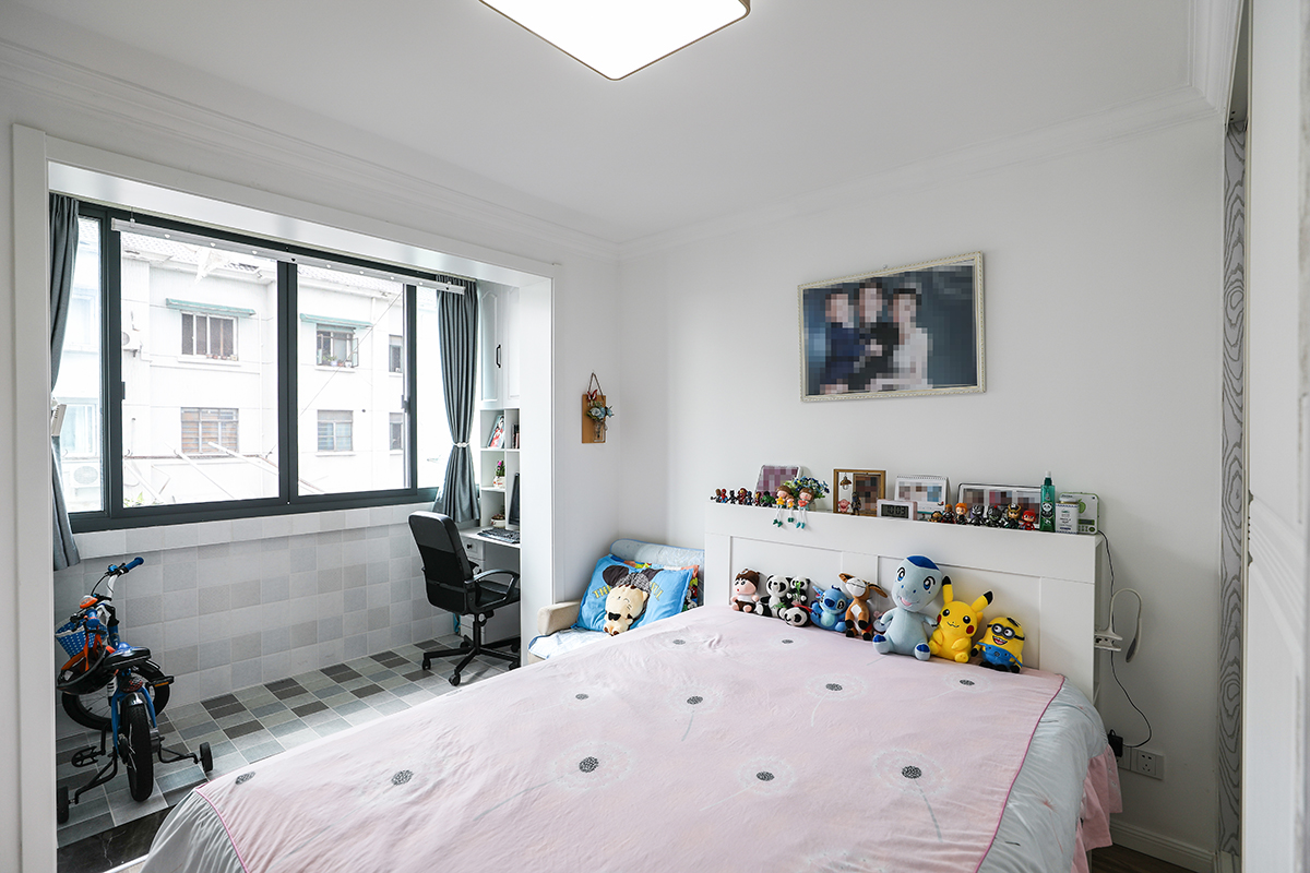 由于墻體向臥室內平移。整個臥室空間會相對比原先要小。所以整體配色還是以白色為主。同時陽臺也未做移門，增加空間的延伸感。
