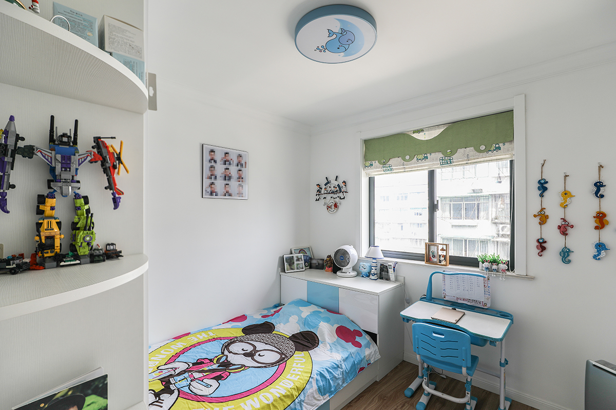 兒童房整體家具為定制家具。整體配色藍色為主，衣柜柜體做了置物架。同時床頭也做了儲物柜增加了儲物柜。
