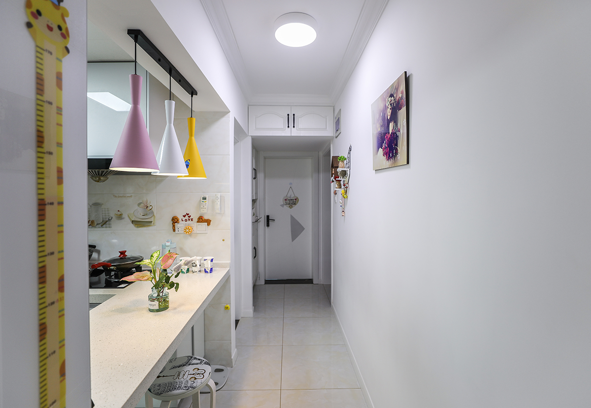 進門的鞋柜，入戶的吊柜，利用每一處可以挖掘的空間。不僅增加了儲物的空間同時又不局促。改變了原先進門昏暗壓抑的感覺。