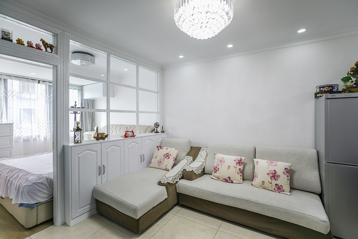 客廳的空間設計是把原本的小房間整體縮小了，考慮功能設計的同時，也考慮了儲物的功能以及空間的采光性。
