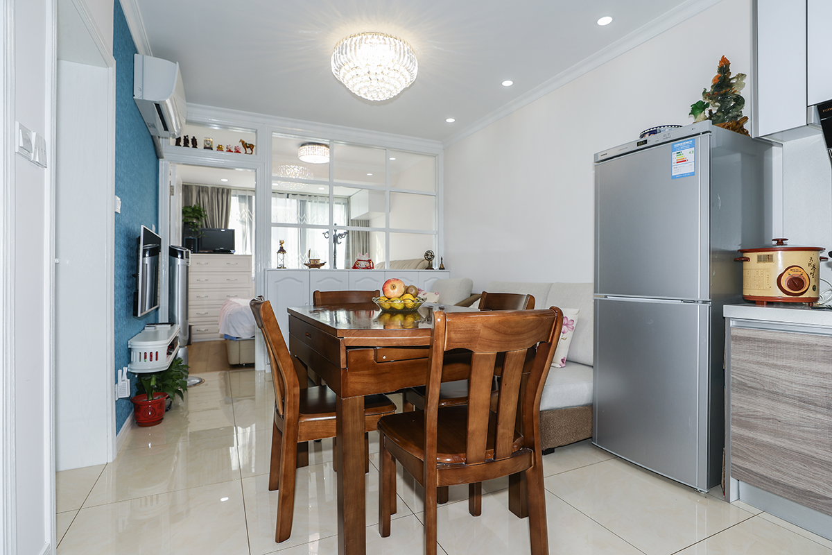 餐廳的設計跟廚房間以及整個客廳是連在一起的，整個空間明亮，大氣。
