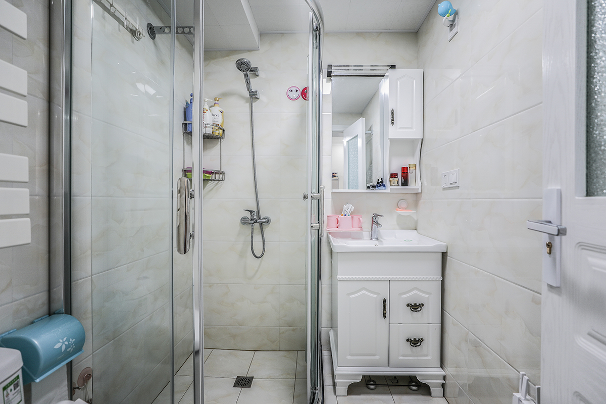 衛生間的整個空間布局考慮了功能的整體性，合理的運用了色彩搭配讓整個空間更加立體化。
