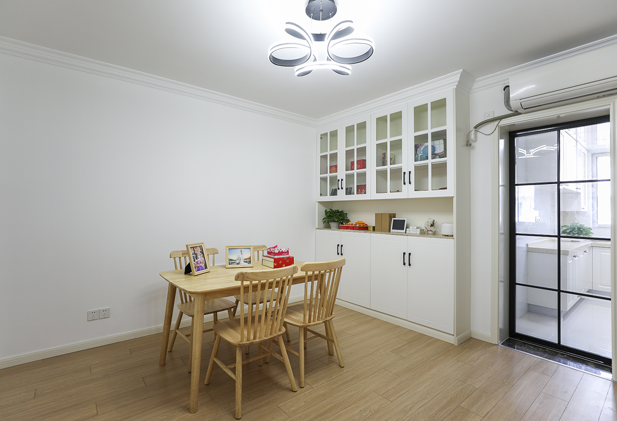 作為房間暗廳，白色是整體顏色的最佳選擇，使原本的暗廳變得光亮起來，原木色的家具，使得空間簡約卻不簡單起來
