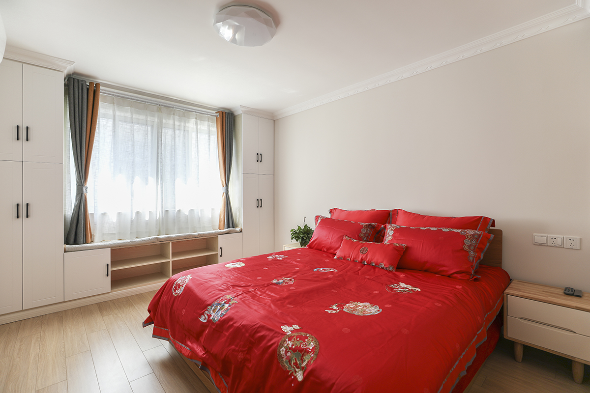 藕粉色的墻面，溫馨而淡雅，飄窗柜更是增加了主人生活的品味，閑暇之余，坐在飄窗上，品一盞茶，讀一本書，在上海這篇忙碌的城市，享受屬于家庭的寧靜
