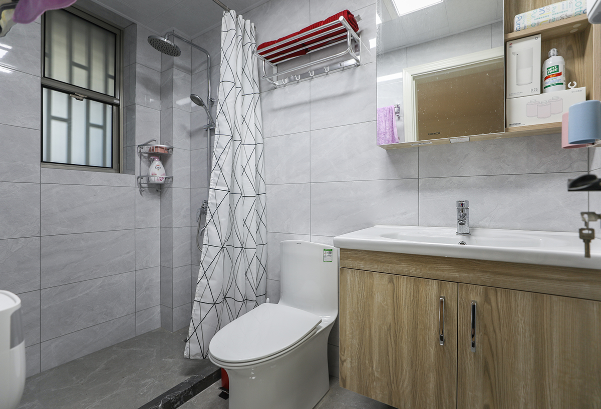 灰色原木色與整個空間相呼應，干凈整潔，大方卻又低調
