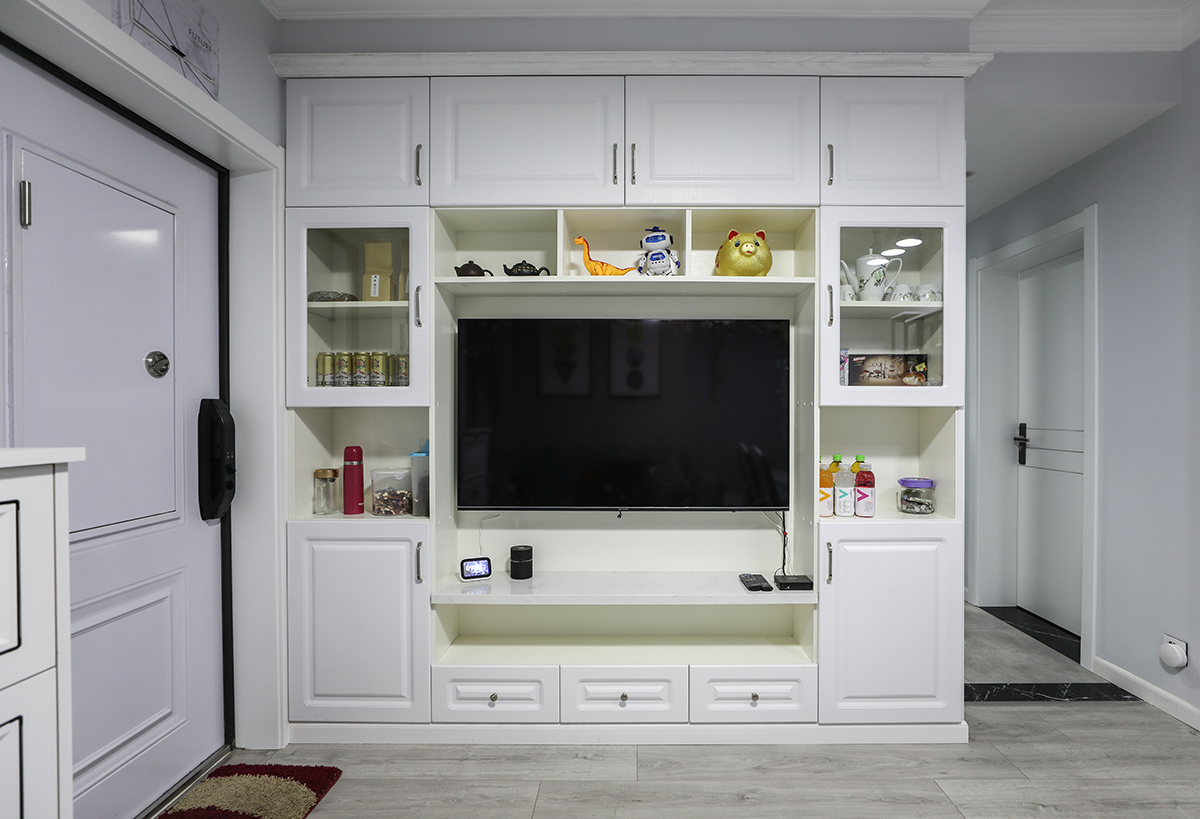 客廳：色彩上運用時下最流行的高級灰與原木結(jié)合，又有現(xiàn)代時尚流行的高級灰沙發(fā)的遙相呼應(yīng)，給空間上帶來了視覺上的超強層次感。
