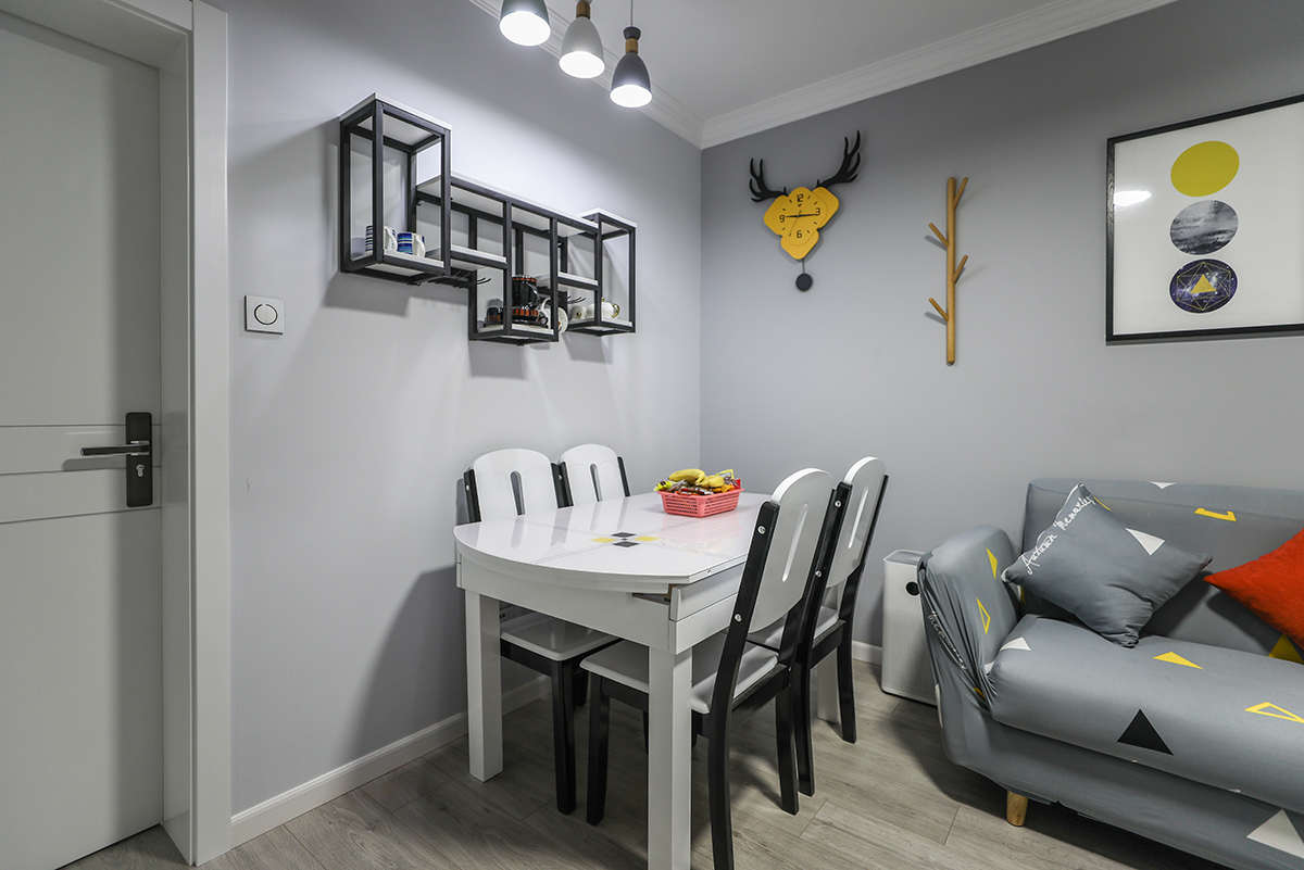 客廳：色彩上運用時下最流行的高級灰與原木結(jié)合，又有現(xiàn)代時尚流行的高級灰沙發(fā)的遙相呼應(yīng)，給空間上帶來了視覺上的超強層次感。
