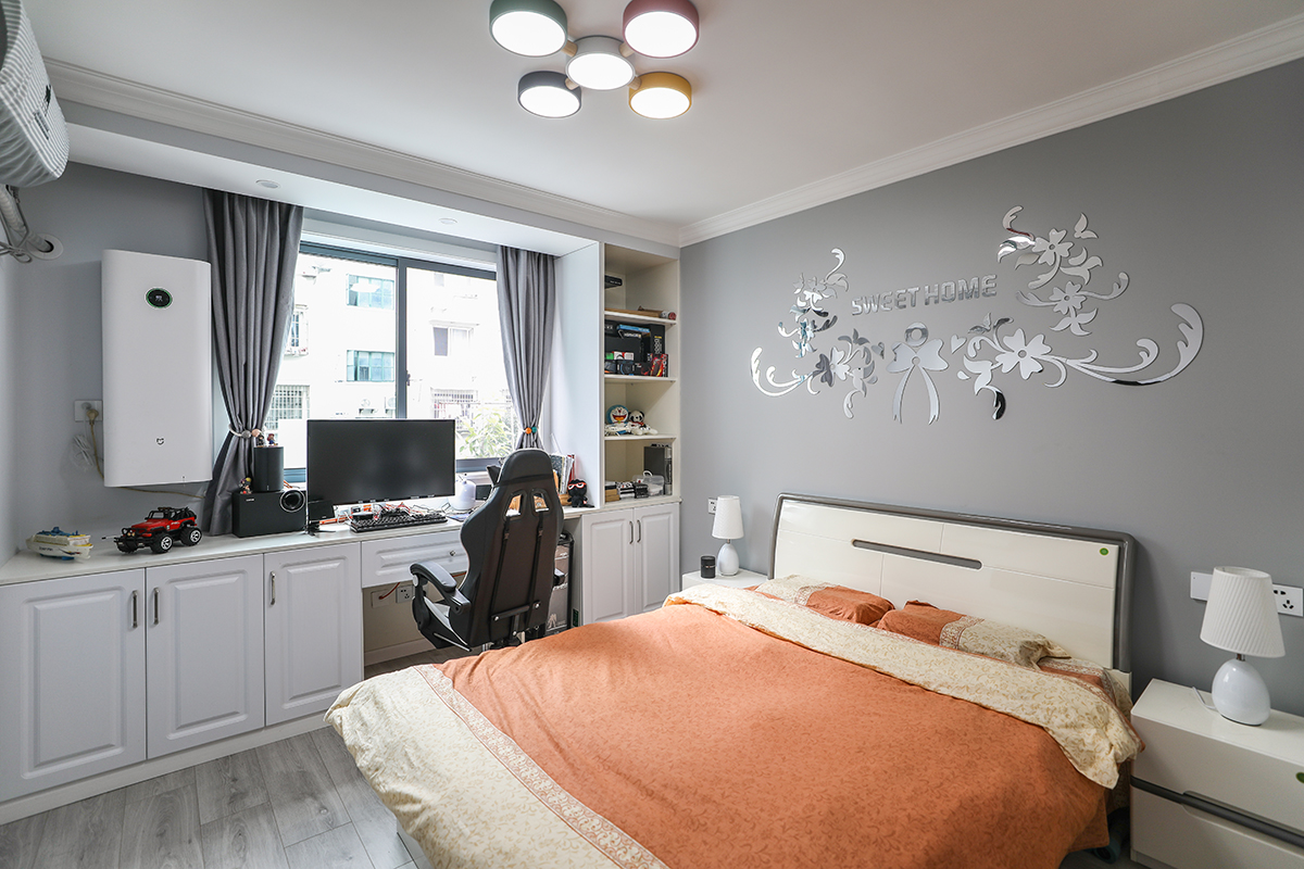 主臥：簡潔明亮的衣柜門板，灰色的景墻，米白色的床鋪，已經(jīng)是這個空間配飾里不可缺少的元素了，極簡，高雅，平和，不失貴族氣息，但又顯得如此的低調(diào)。
