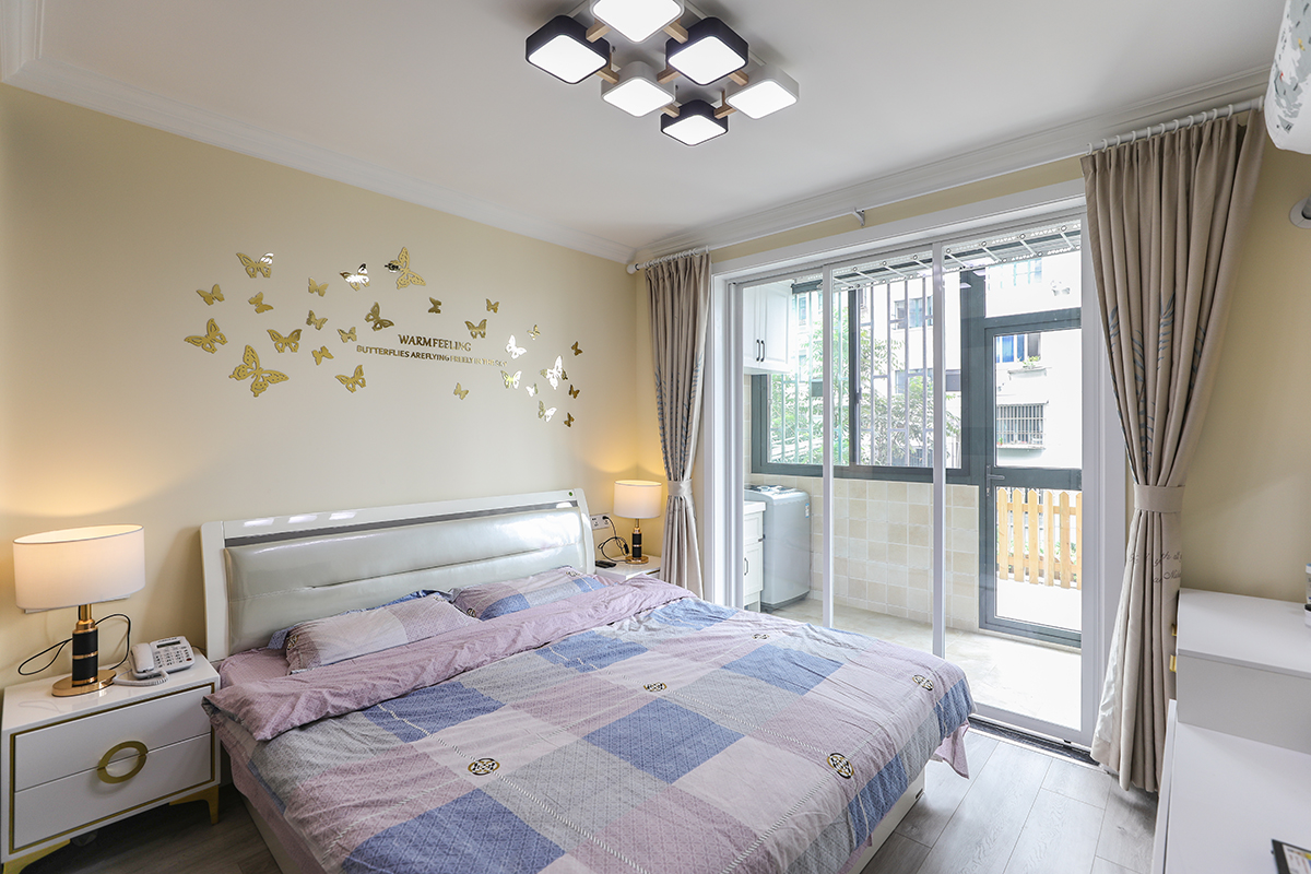 次臥：次臥空間是父母住的房間，老人喜歡暖色，墻面使用了暖色涂料作為空間主色調(diào)，與陽臺的墻地磚融為一體，
