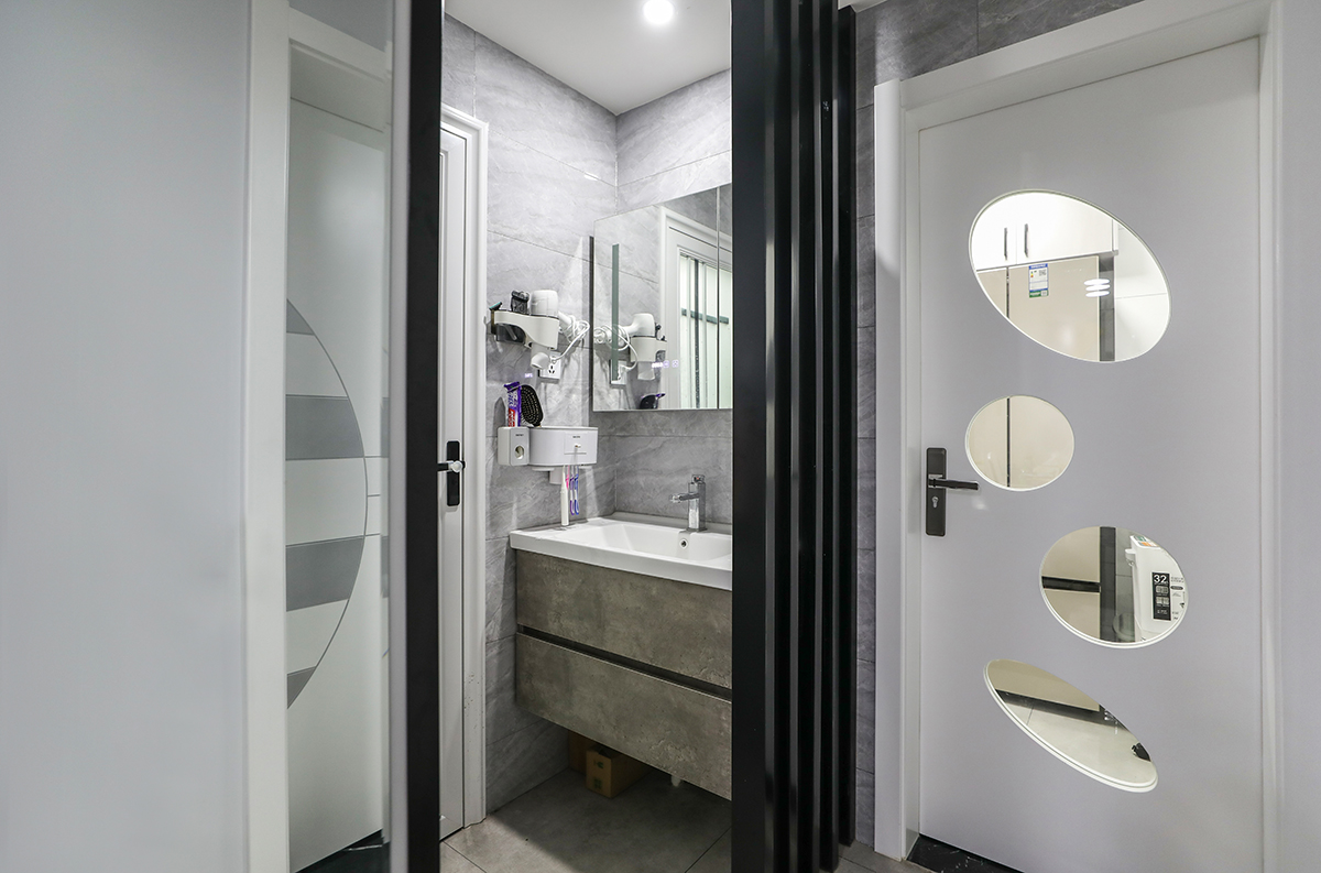 主衛(wèi)：灰色和冷色的對比，讓空間顯得明亮，奪人眼球。