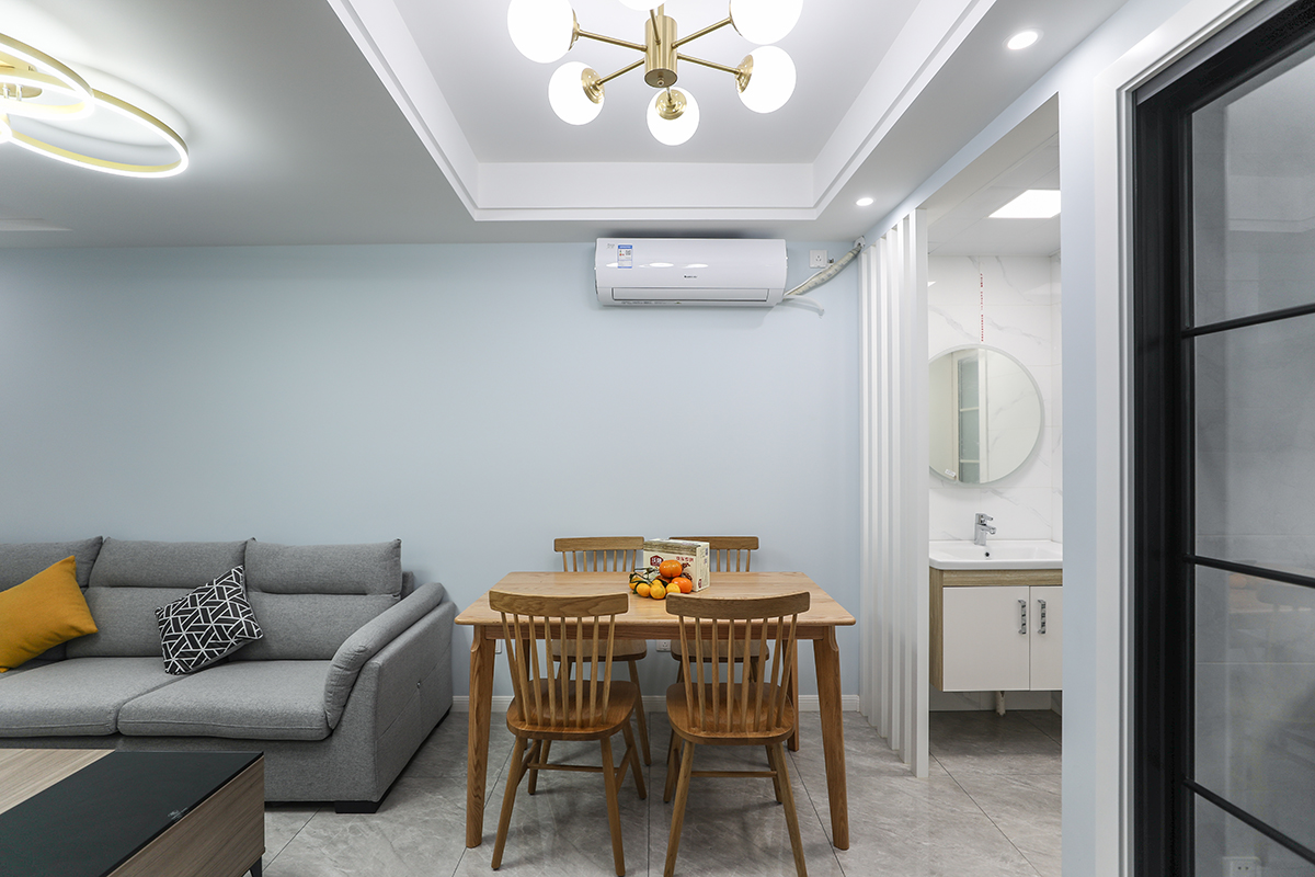 客餐廳之間無明顯的隔斷，吊頂區(qū)分了兩個空間，也讓兩個功能區(qū)之間形成聯(lián)系。
