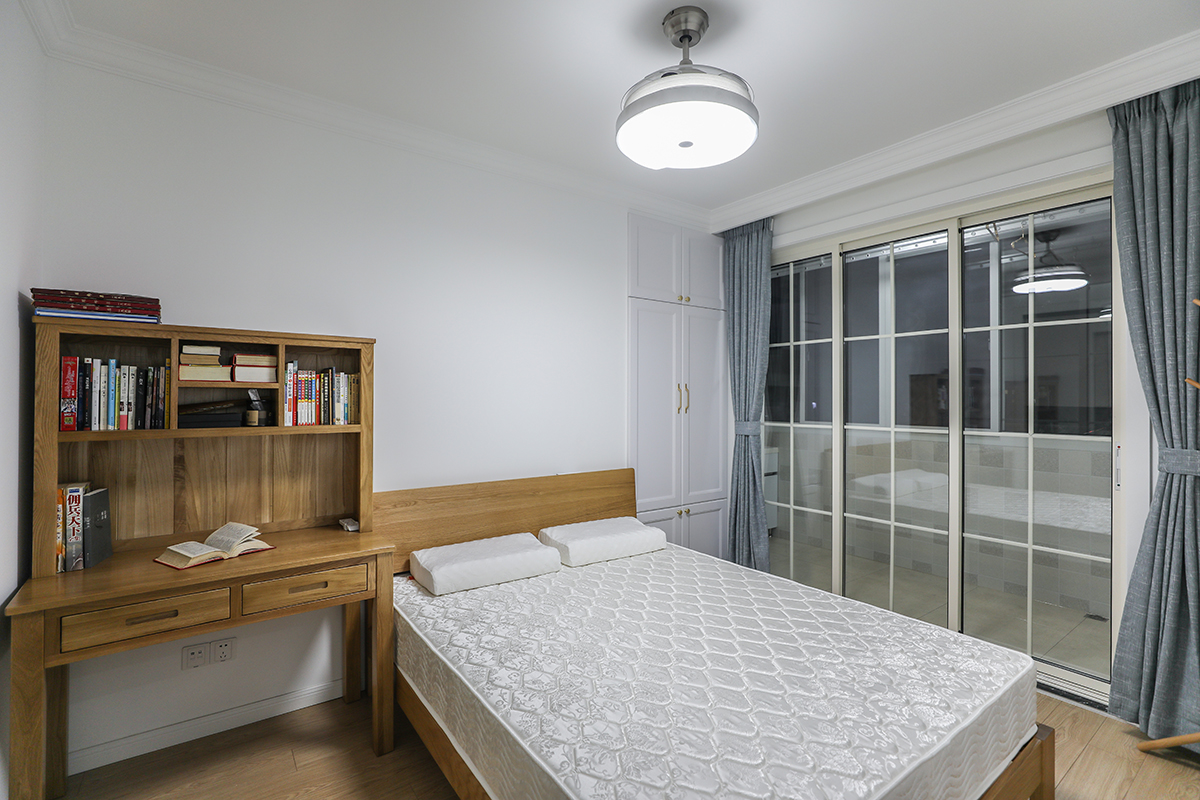 原木書桌與原木的床呼應，天然的紋理，溫潤的色調，溫暖了整個家居空間。
