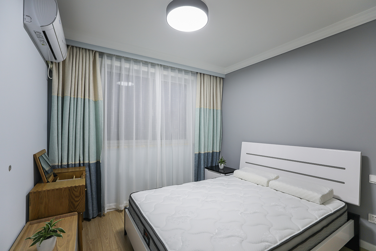 整個空間通鋪年輪風格地板，色調年輕，，摸上去會有木紋的肌理感，北歐中不乏日式風質感。
