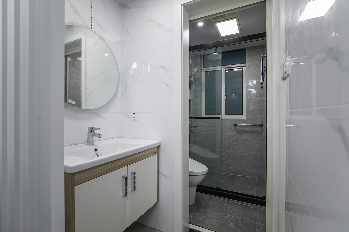 干濕分離便于屋主使用及打掃，各種不同的色彩碰撞凸顯空間設計感。
