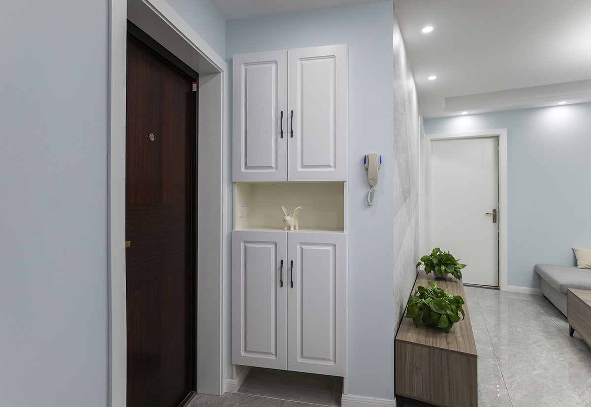 進門設計了玄關區(qū)域，嵌入式鞋柜既節(jié)約了空間，又保證了整體的美觀實用。