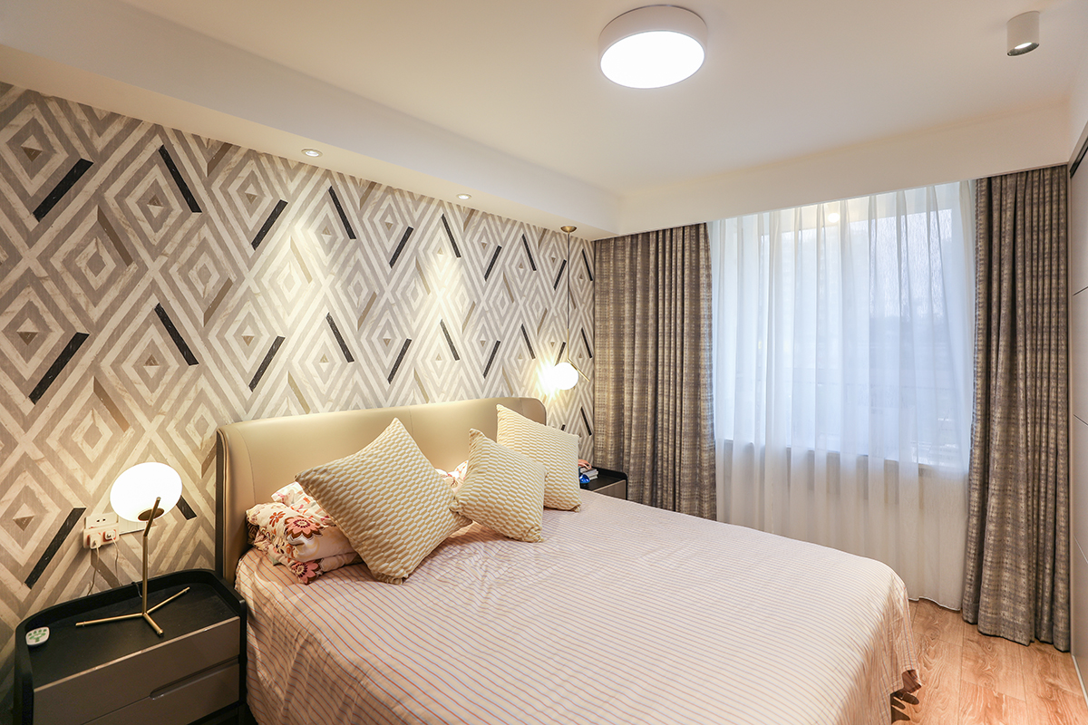 主臥室采用黑白灰色的墻紙使得本身單調的色彩空間立馬體現出色彩的多樣話和柔和度，使得整體色彩非常的舒服，給人以非常舒服的休息環境，皮質的家具使得色彩反差非常的大，立體效果非常的舒服，體現業主的追求極簡自由的生活。
