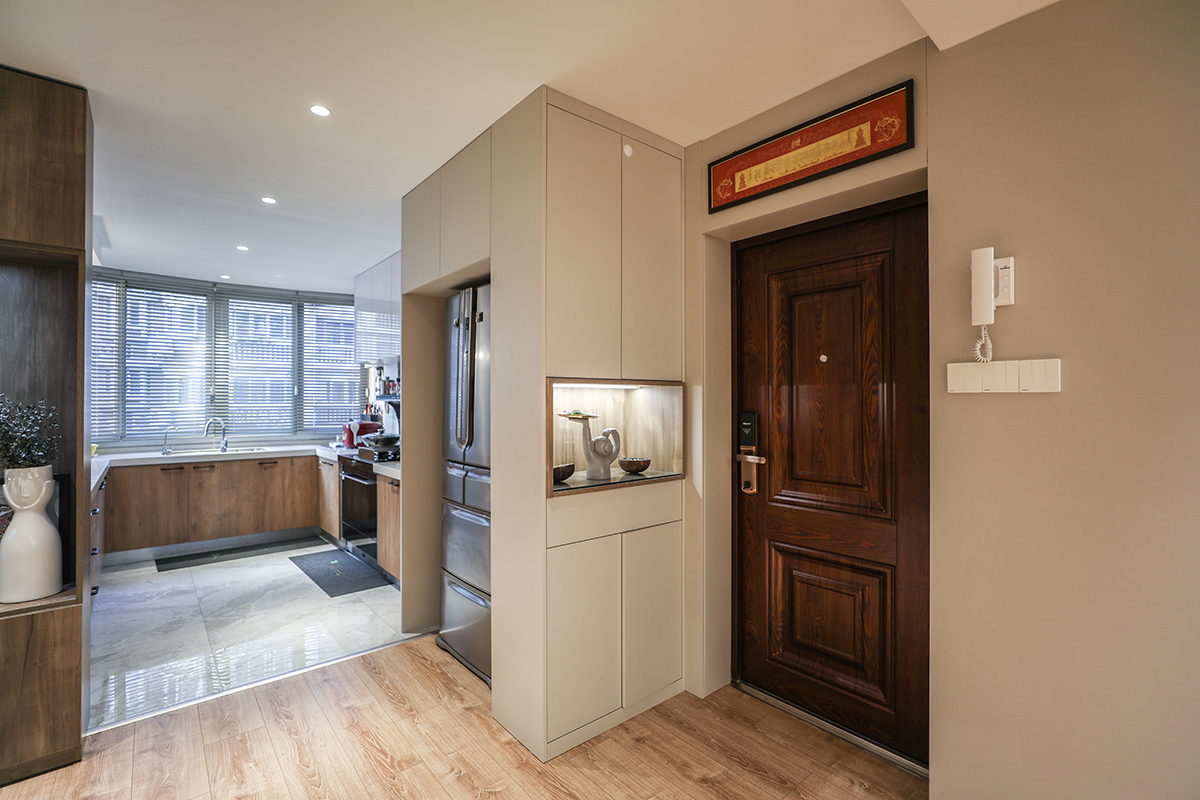 進門樓梯的設計采用踏步燈光補充設計，采用地面地板的鋪貼方式，整體比較的協調和視覺體驗，使得格調非常的新穎，整體格調非常的簡單大氣。