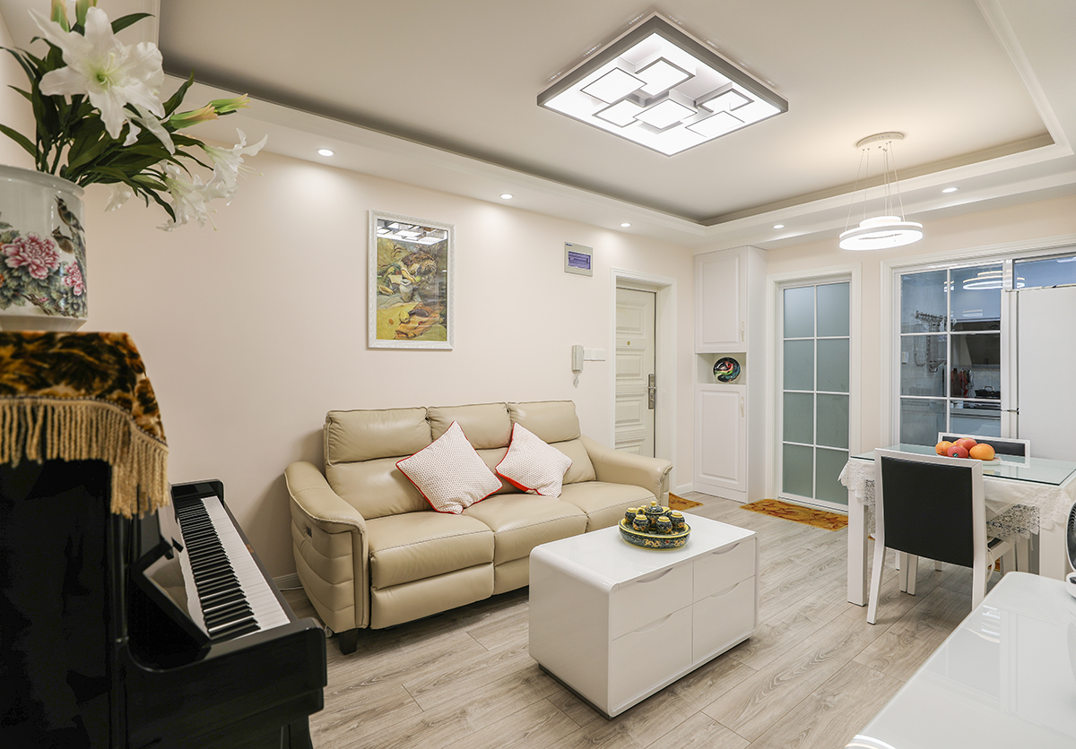 整個風格都在舒適的原則下設計而成，沒有過多的雕琢，家具與空間的氛圍十分契合，主色調優雅干凈，使整個客廳空間散發出靜謐氛圍。
