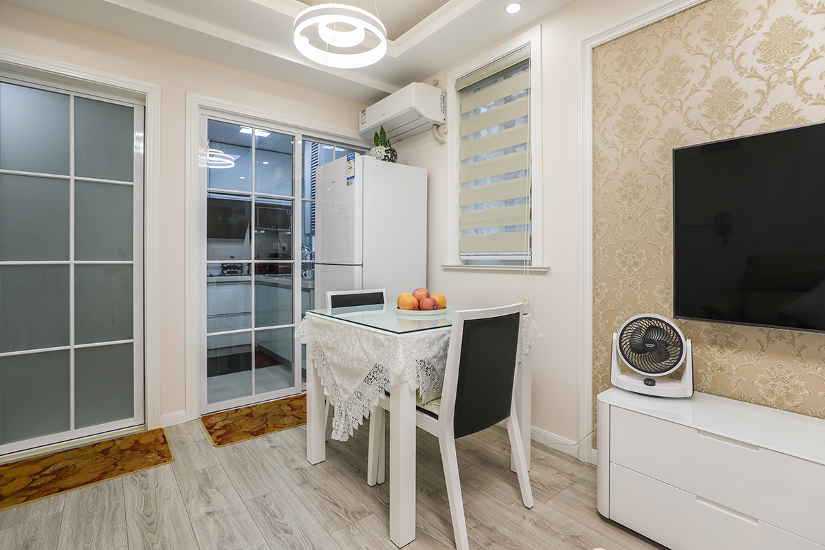 空間布局的陳設以開放式為主，客廳和餐廳合二為一，白色的餐桌椅與整個空間融為一體，讓整個空間瞬間靈動起來。
