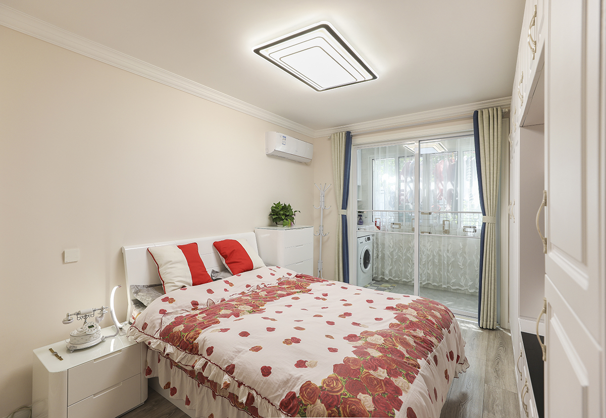 淺色系的調配，可以給繁忙的都市生活帶來多一份溫暖，多一份憧憬。當你疲倦回到家，打開臥室燈的瞬間就被一大片柔和溫暖擁抱著，而臥室空間展現出一種樸素、清新的原始之美，讓你在那一剎那卸下疲倦、放松身心。
