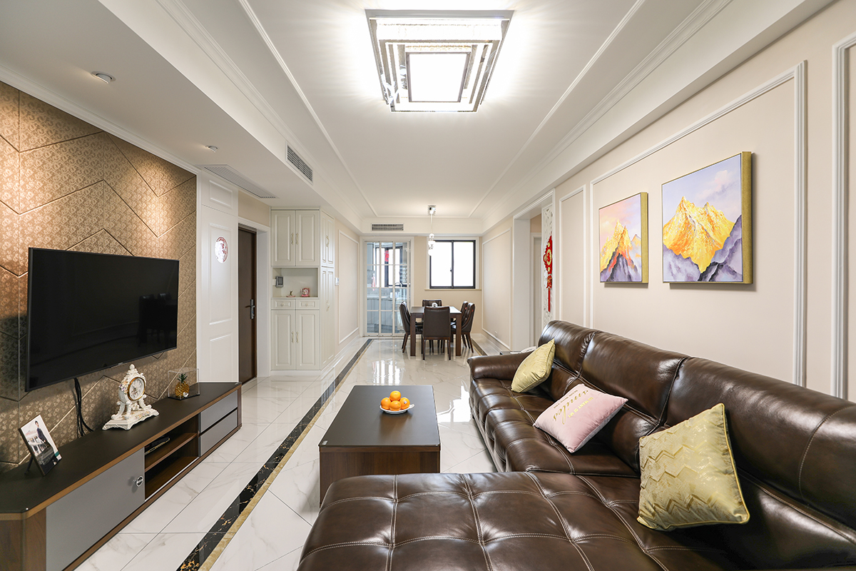 客廳：整個客廳和餐廳通過墻面顏色分隔開了，白色撞色棕色，軟裝搭配增添奢華感，真皮沙發彰顯品質。
