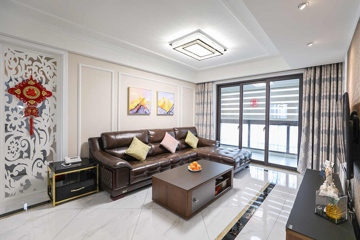 客廳：整個客廳和餐廳通過墻面顏色分隔開了，白色撞色棕色，軟裝搭配增添奢華感，真皮沙發彰顯品質。
