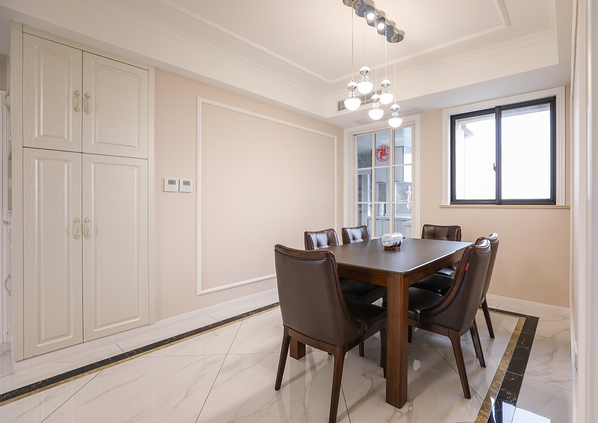 餐廳：餐桌與客廳的沙發同色系，為餐廳注入了更多的優雅與經典。家人每天齊聚在餐桌前，是在快節奏生活中溝通感情的最佳場景。
