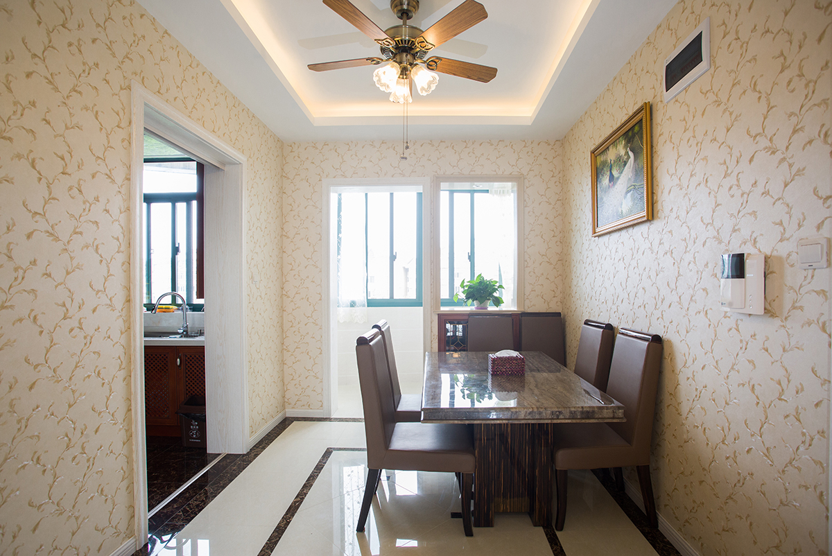 餐廳：餐廳的米色調和客廳統一，變奏出了空間的色彩魅力，餐廳的風扇吊燈多了藝術的質感；大理石餐桌與皮質的餐椅應和著空間的主基調，將清暖與淡靜合并出生活的雅致。
