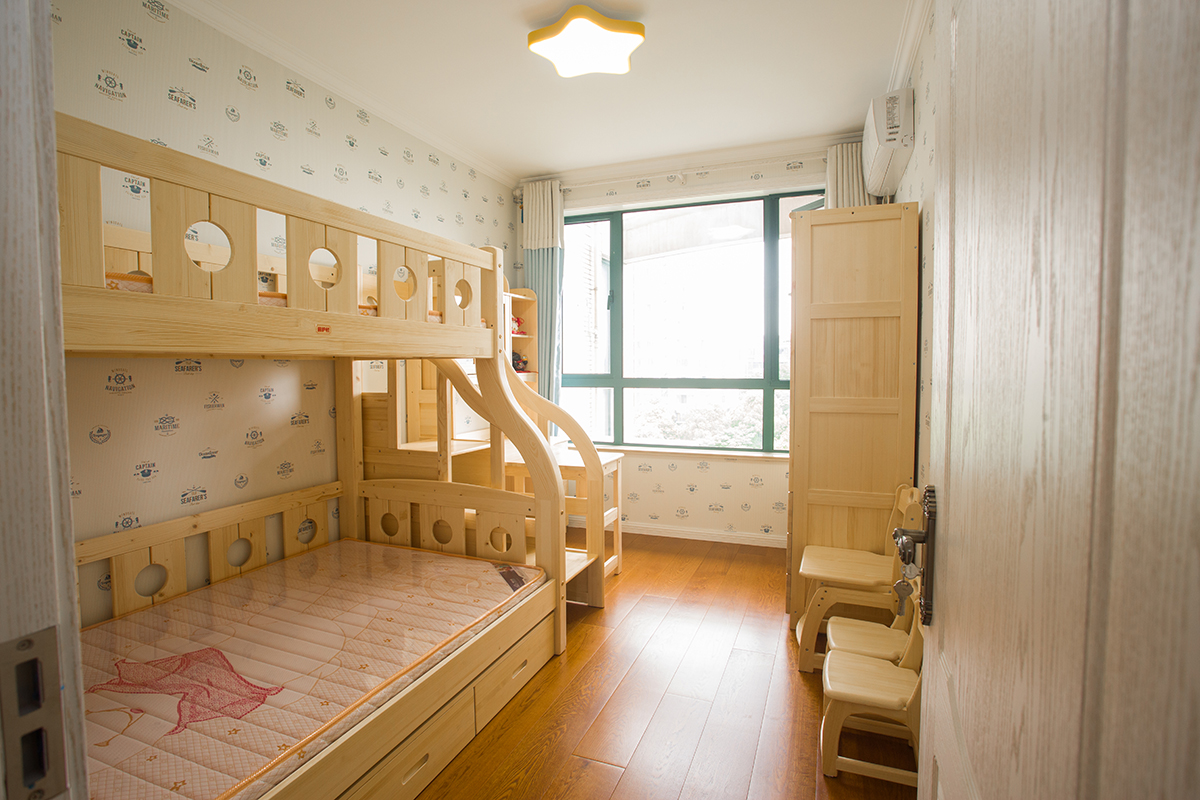 臥室：兒童房雙層床加書桌的設計，滿足了家里孩子的使用需求，原木色的主色調讓空間多了自然樸素，窗簾軟裝搭配溫馨自在，很舒適。
