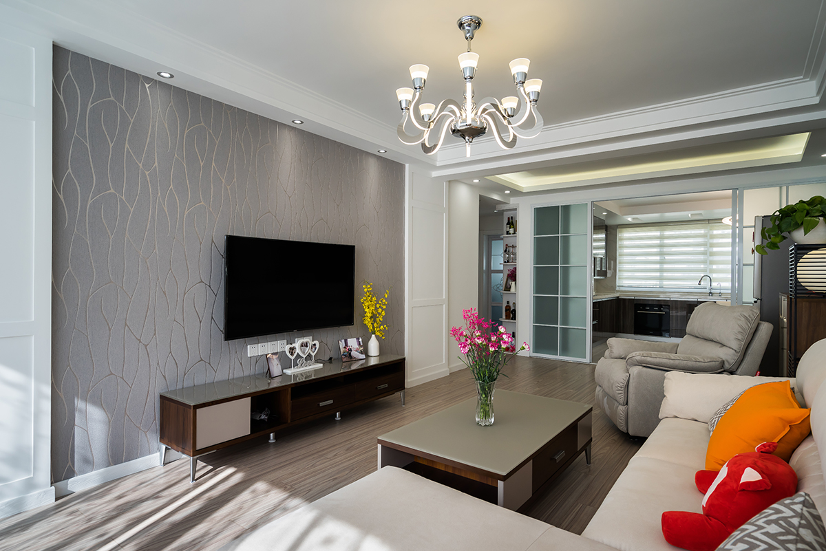 客廳：客廳里沙發是簡單的白色，還添加了個性的吊燈，掛上幾幅充滿藝術氣息的掛畫裝飾，顯得精致又文藝。個性的電視背景墻，讓客廳現代利落。
