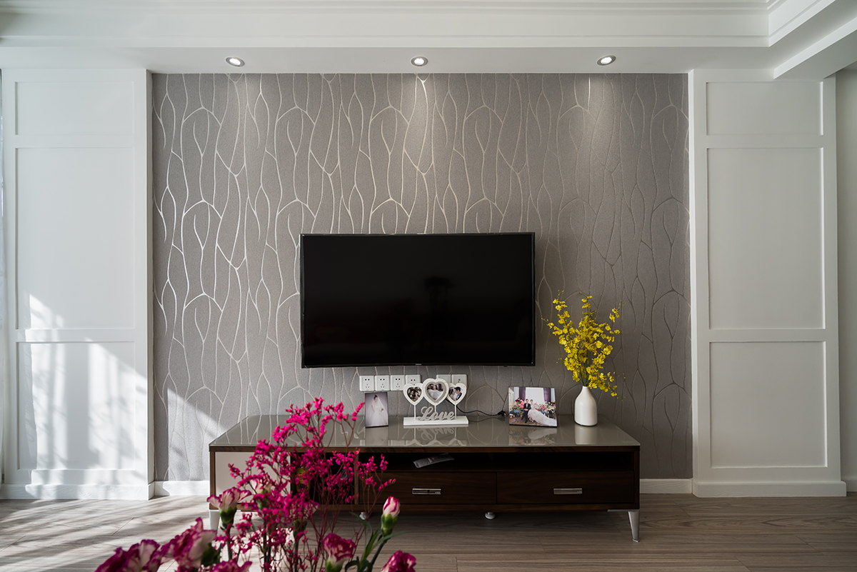 客廳：客廳里沙發是簡單的白色，還添加了個性的吊燈，掛上幾幅充滿藝術氣息的掛畫裝飾，顯得精致又文藝。個性的電視背景墻，讓客廳現代利落。
