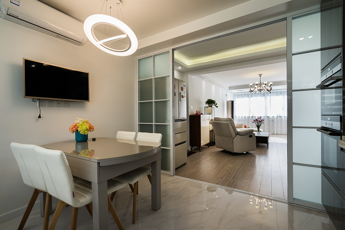 餐廳：餐廳，灰色的餐桌椅增加了幾分貴氣也更添柔軟舒適；多造型的吊燈結合高級灰地磚，讓空間更加富有藝術氣息與造型美學。
