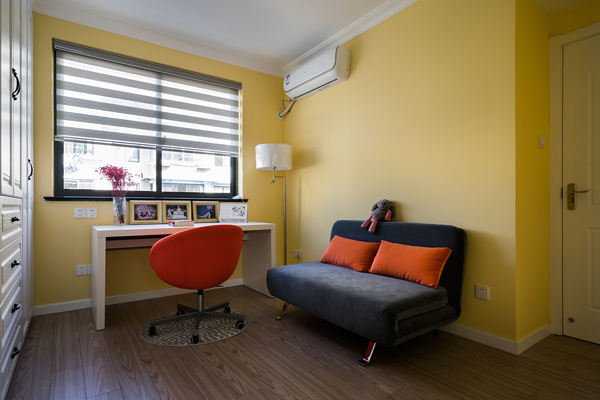 臥室：臥室依循原有的線條進行裝飾，波點窗簾搭配花色墻紙背景墻，讓臥室更具有溫馨感，窗前放了一個梳妝臺和一個沙發，冬天曬曬太陽，跟朋友喝喝茶，相當愜意。
