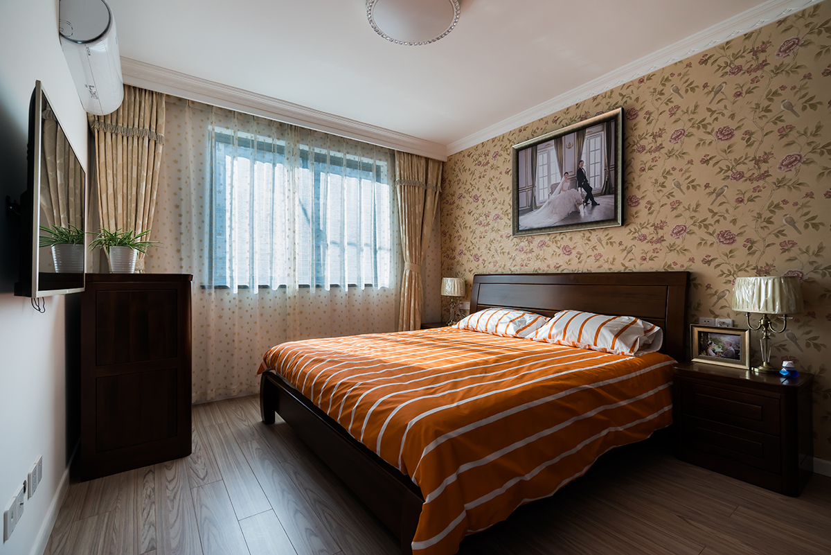 臥室：臥室依循原有的線條進行裝飾，波點窗簾搭配花色墻紙背景墻，讓臥室更具有溫馨感，窗前放了一個梳妝臺和一個沙發，冬天曬曬太陽，跟朋友喝喝茶，相當愜意。
